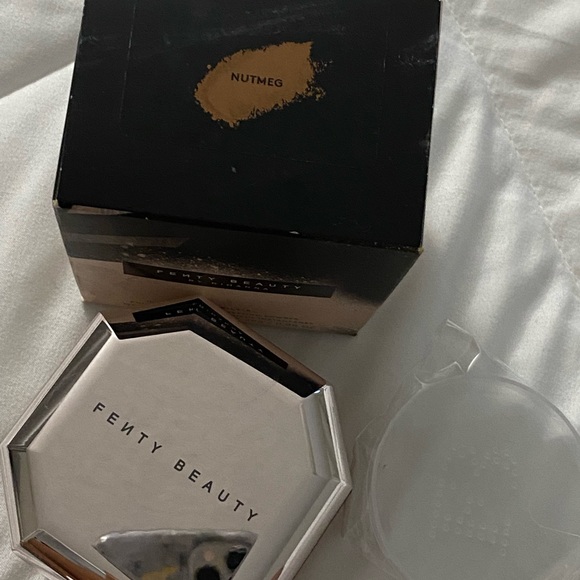 Fenty Beauty By Rihanna Pro Filt’r Instant Retouch Setting Powder (In Nutmeg) - Picture 4 of 5